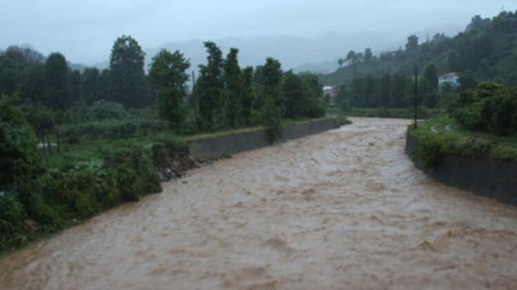 Rize’de sel ve heyelan: 4 kişiden haber alınamıyor