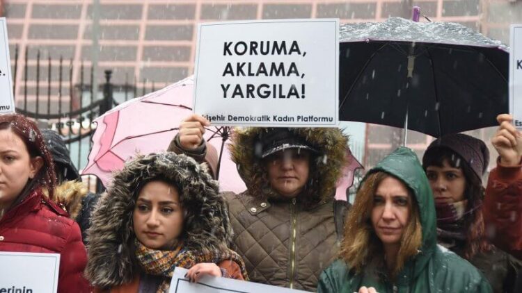 Vahşet: Boşandığı kadının annesini benzin döküp yaktı