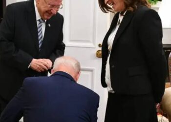 ABD Başkanı Biden’ın diz çöktüğü fotoğraf gündem oldu