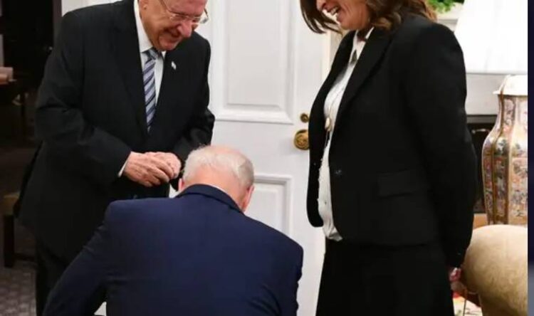 ABD Başkanı Biden’ın diz çöktüğü fotoğraf gündem oldu