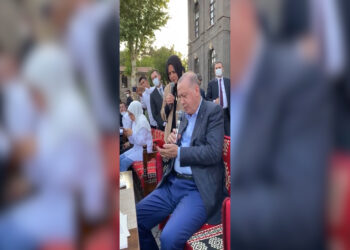 Erdoğan “Gönül Dağı” türküsünü seslendirdi