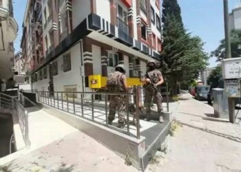 Kendisinden ayrılmak isteyen sevgilisini rehin aldı