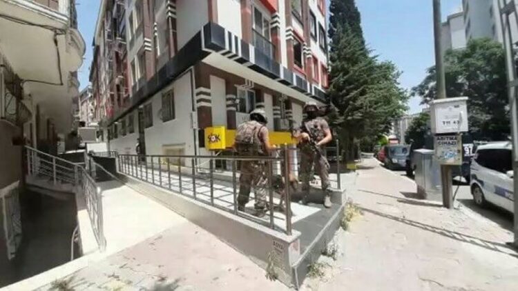 Kendisinden ayrılmak isteyen sevgilisini rehin aldı