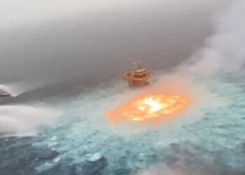 Okyanus yüzeyinde yangın çıktı