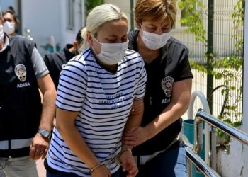 Eşini, rezidansta bıçaklayarak öldüren kadından tişörtlü mesaj