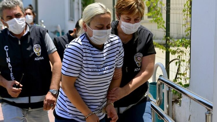 Eşini, rezidansta bıçaklayarak öldüren kadından tişörtlü mesaj