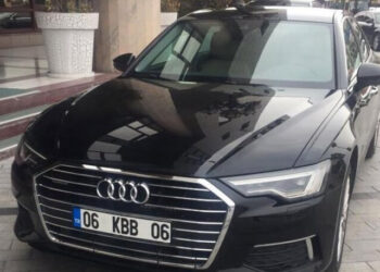 AKP’li başkanın makam aracı icraya gelenlerin üzerine sürülerek kaçırıldı