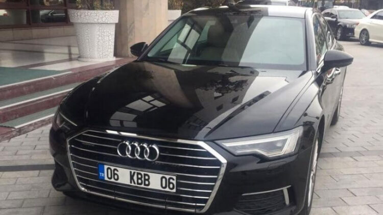 AKP’li başkanın makam aracı icraya gelenlerin üzerine sürülerek kaçırıldı