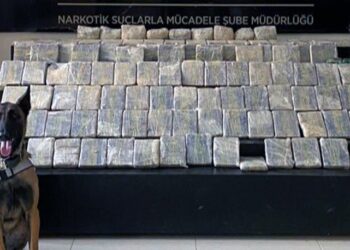 Adliyede emanette bulunan eroinin yerine un koyup sattılar