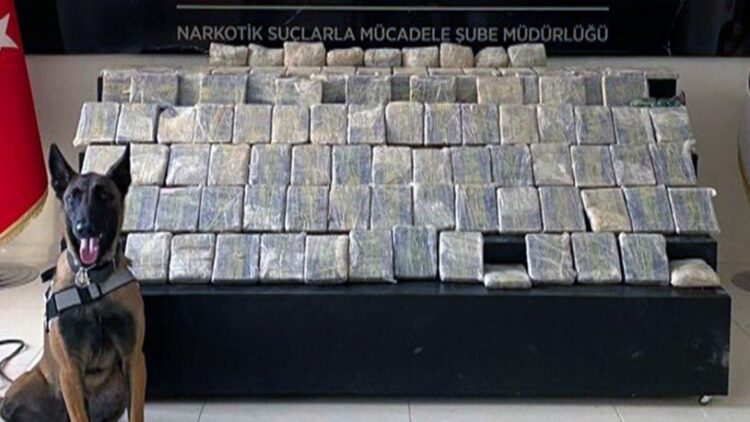 Adliyede emanette bulunan eroinin yerine un koyup sattılar