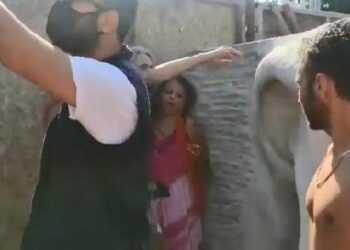 Türk bayrağını yırtıp üzerine bastığı öne sürülen kadın gözaltına alındı
