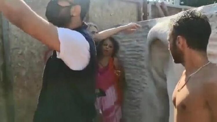 Türk bayrağını yırtıp üzerine bastığı öne sürülen kadın gözaltına alındı