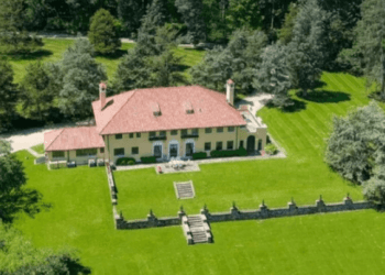 Ünlü yazarın villası satışa çıkarıldı