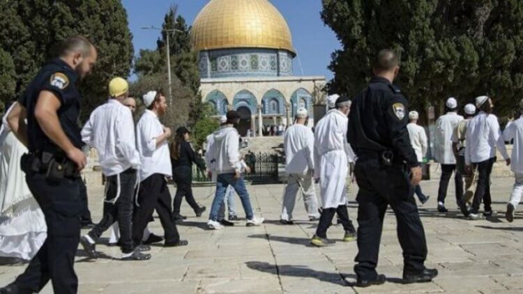 Polis korumasındaki fanatik Yahudilerden, Mescid-i Aksa’ya baskın