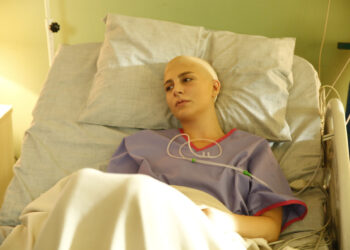 ‘Demir Kadın Neslican’ filmi için saçlarını kazıttı