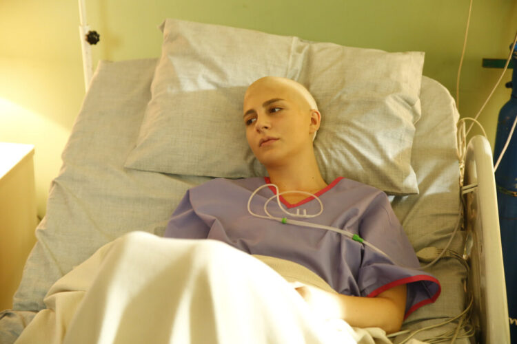 ‘Demir Kadın Neslican’ filmi için saçlarını kazıttı