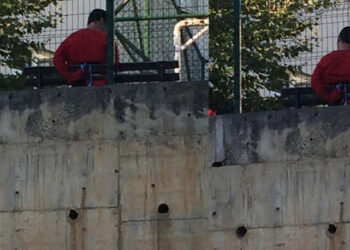 Görevliler otizmli genci kollarından bağladı