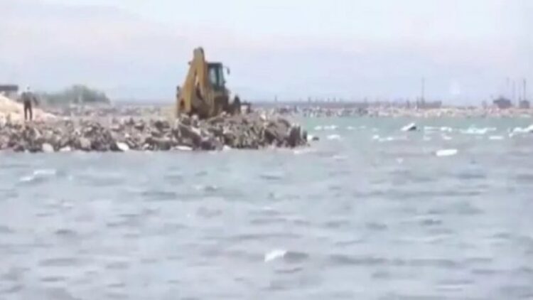 Belediye kuraklık tehdidi ile karşı karşıya olan göle hafriyat döktü