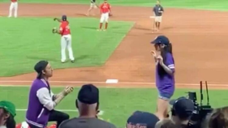 Maçta evlilik teklifi hüsranla sonuçlandı