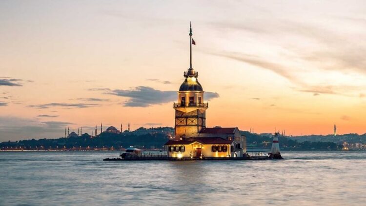 Aylardır kapalı olan Kız Kulesi çürümeye terk edildi