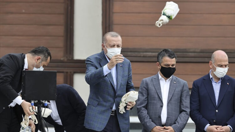 Erdoğan’ın Rize’de vatandaşa fırlattığı çayın sırrı ortaya çıktı