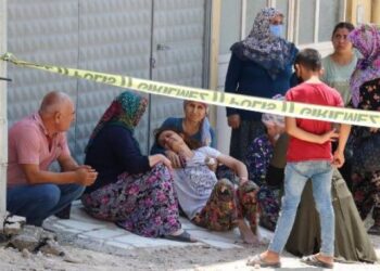 Bıçakla kendi boğazını kesip, 2’nci katın penceresinden atladı