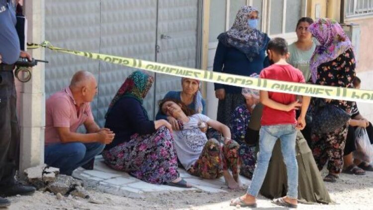 Bıçakla kendi boğazını kesip, 2’nci katın penceresinden atladı