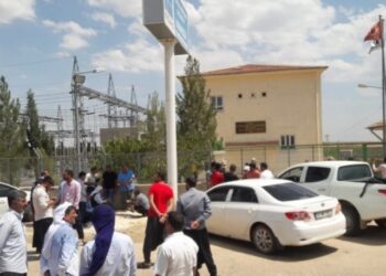 Elektrikler gitti, çiftçiler TEİAŞ’ı bastı