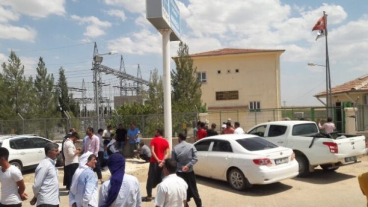 Elektrikler gitti, çiftçiler TEİAŞ’ı bastı