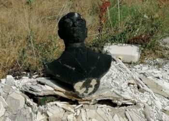 Atatürk büstünü yakıp çöpe attılar