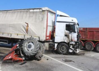 TIR’ın çarptığı traktör ikiye bölündü