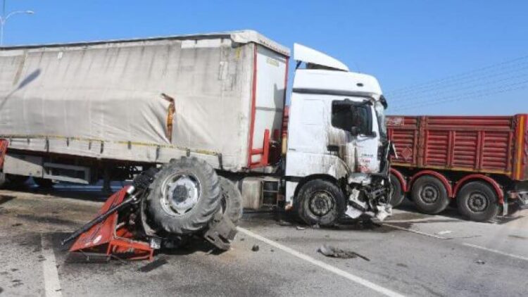TIR’ın çarptığı traktör ikiye bölündü