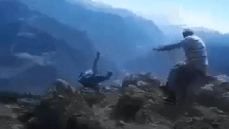 Kayınvalidesi 70 metrelik uçurumdan yuvarlandı: Ölüm anını görüntüledi