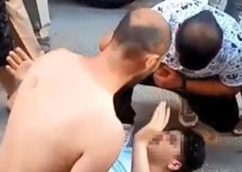 Kadınların etek altı fotoğraflarını çekti, mahalleli linç etti