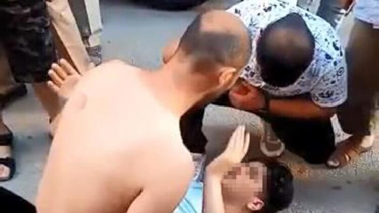 Kadınların etek altı fotoğraflarını çekti, mahalleli linç etti