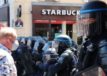 Aşı zorunluluğu kararı: Yüzlerce vatandaş sokağa döküldü