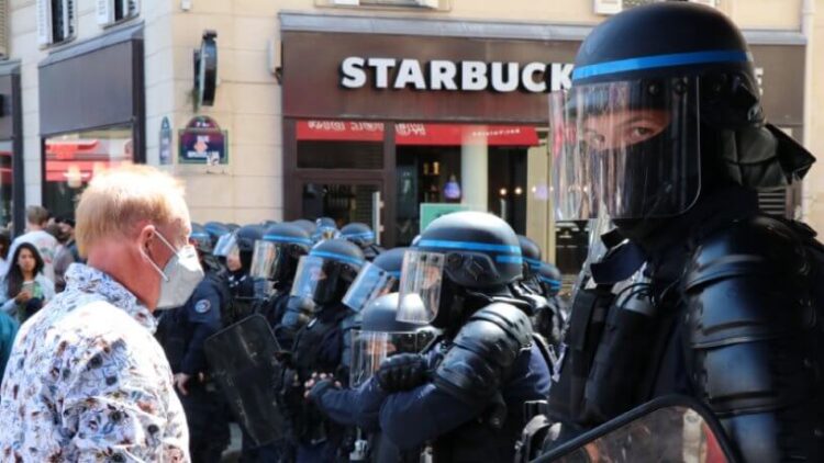 Aşı zorunluluğu kararı: Yüzlerce vatandaş sokağa döküldü