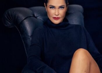 Hülya Avşar’ın dekolteli pozu beğeni topladı