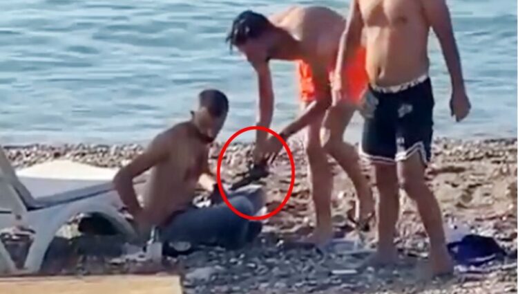 Antalya’da plajda bir kişi kuma ateş ederken görüntülendi