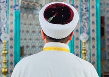 Bir imam cuma hutbesinde ‘kedileri’ hedef aldı: Mama, su vermeyin