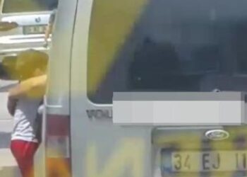 Oğlunu araçtan sarkıtan ‘baba’ tutuklandı