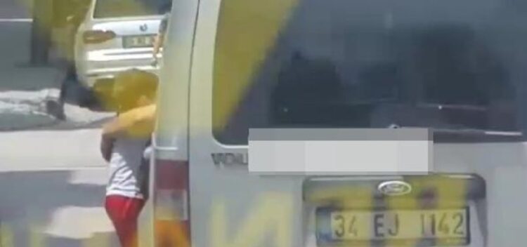 Oğlunu araçtan sarkıtan ‘baba’ tutuklandı