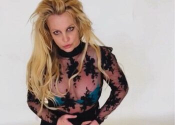 Britney Spears’tan mini şortlu üstsüz pozlar