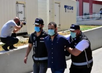 Şirinler çetesinin kafese kapattığı iki kişi: Kendi isteğimizle girdik