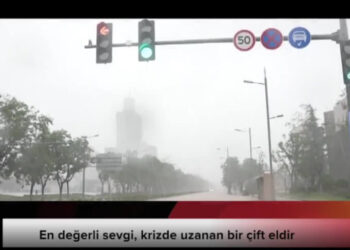 En değerli sevgi, krizde uzanan bir çift eldir