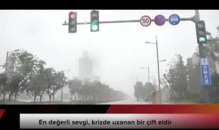 En değerli sevgi, krizde uzanan bir çift eldir