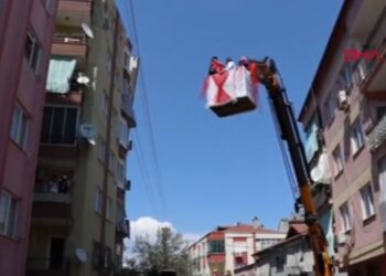 Damat, gelini vinçle almaya geldi