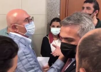Duruşmada gerginlik: Mahmut Tanal’ı içeriye almadılar, elindeki tutanağı yırttılar