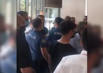 İşten atılan Pegasus çalışanlarını polis genel merkezden çıkardı