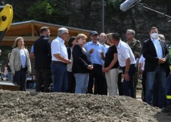 Almanya’da ölü sayısı 157’ye çıktı: Merkel sel bölgesini ziyaret etti
